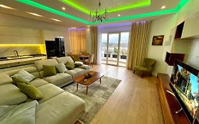 Queen'S Luxury Apartments Lake